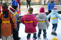 Mert spelletjes worden kinderen de basisvaardigheden van schaatsen aangeleerd
